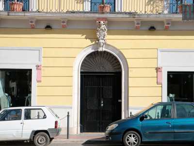 Foto 11. Raggiungiamo ora piazza Umberto, dove ad angolo con via Antonio Beatillo si trova un fabbricato dai delicati colori pastello: palazzo Clemente, dal nome del cavaliere che lo commission� nel 1911 all�ingegnere Orazio Santalucia (foto di Antonio Caradonna)